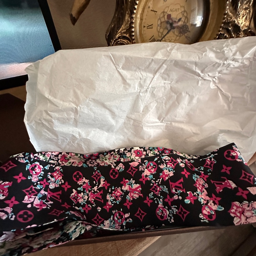 Louis Vuitton Authentic Silk Floral Scarf Reversible Teal Black Pink LV Logo 46” - Picture 9 of 11